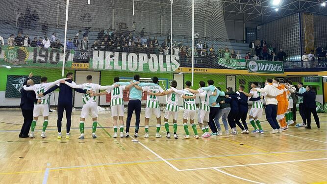 Los jugadores del Betis Futsal celebran la clasificación con su afición.