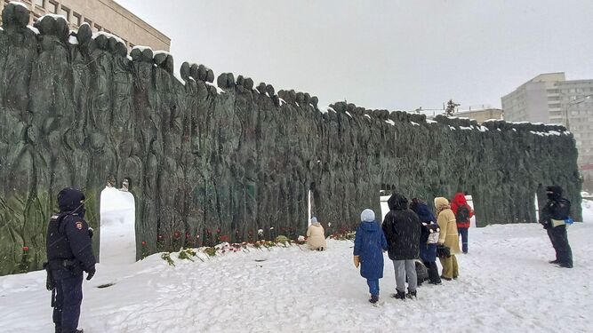 Simpatizantes de la oposición al Kremlin depositan flores y velas en el Muro del Dolor en Moscú por el fallecido líder opositor ruso Alexei Navalni.