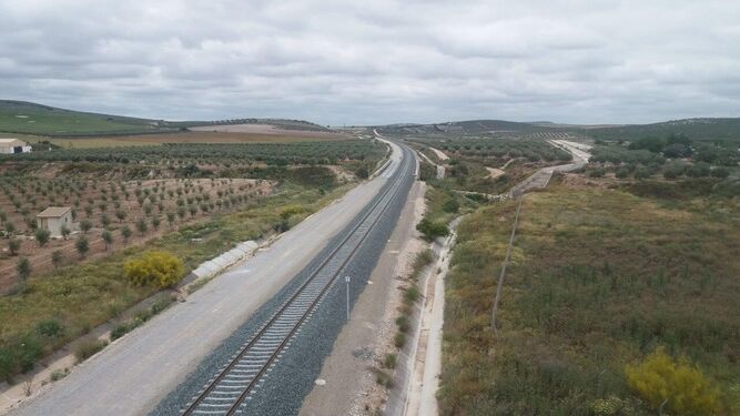 Adif invierte 2,5 millones en las líneas Bifurcación Utrera-Fuente de Piedra y Mérida-Los Rosales
