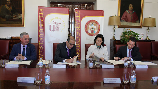 Miguel A. Castro (US) Inmaculada Gil Rabadán y Jorge Andrés Muñoz (Daiichi-Sankyo) firman el acuerdo