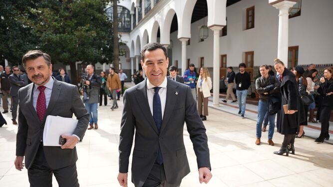 Juanma Moreno junto a Toni Martín en el Parlamento de Andalucía esta mañana.