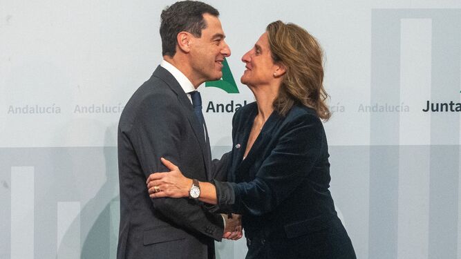 El presidente de la Junta, Juanma Moreno, y la vicepresidenta tercera, Teresa Ribera, este jueves.