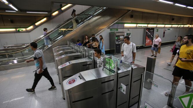 Los usuarios dan un notable alto al Metro de Sevilla, pero piden dar solución a las aglomeraciones