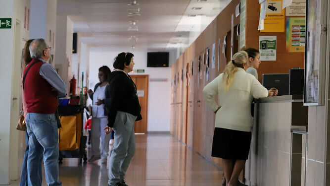 Pacientes esperan para ser atendidos en un centro de salud, en una imagen de archivo.