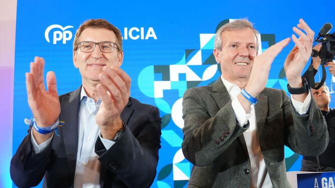 El líder del PP, Alberto Núñez Feijóo (izq.), y el presidente de la Xunta, Alfonso Rueda, en la Junta Directiva del PP, en Santiago de Compostela.