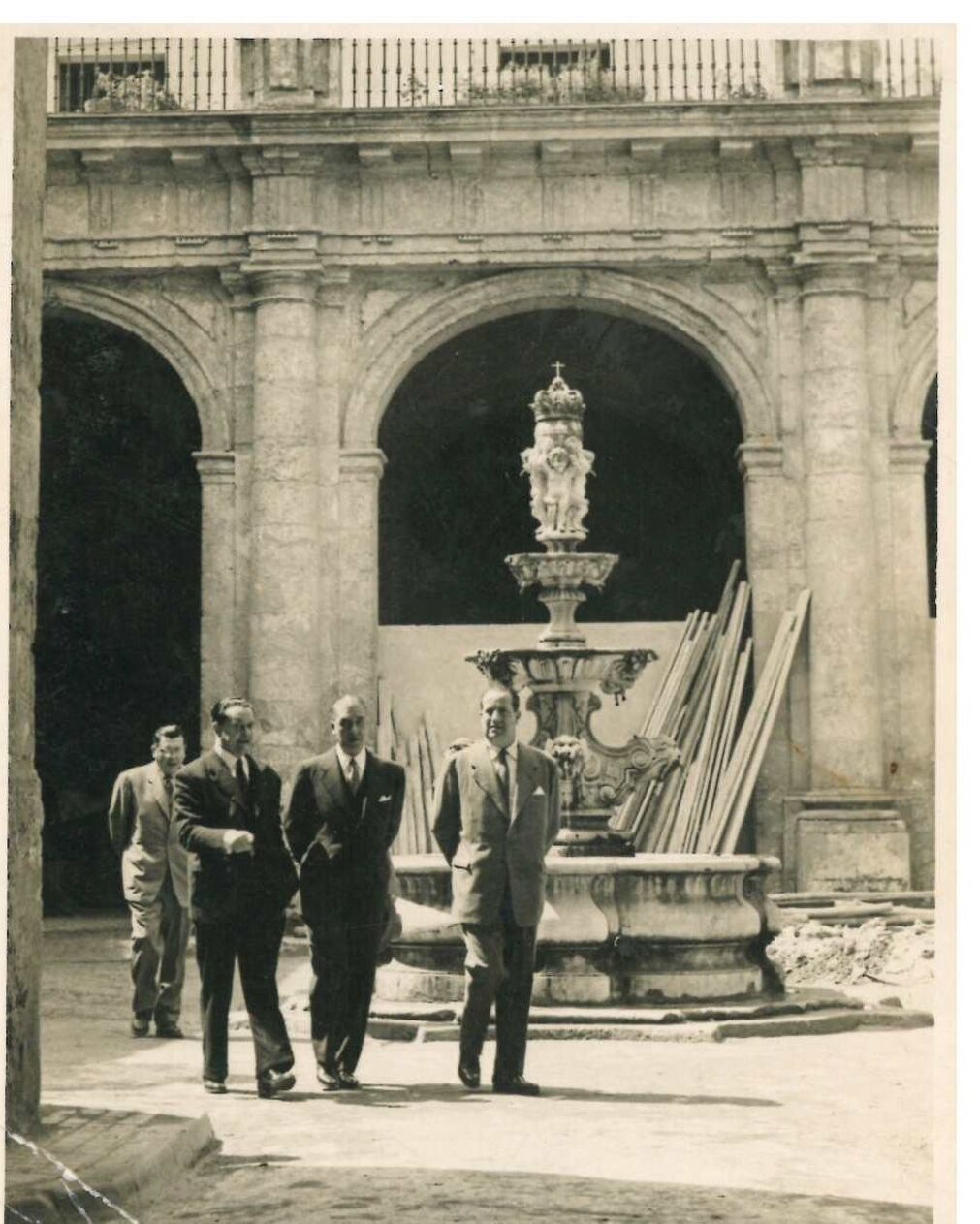 Visita del ministro de Hacienda G&oacute;mez de Llano en 1953