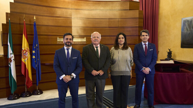 El presidente del Parlamento de Andalucía con los consejeros de la Cámara de Cuentas de Andalucía.