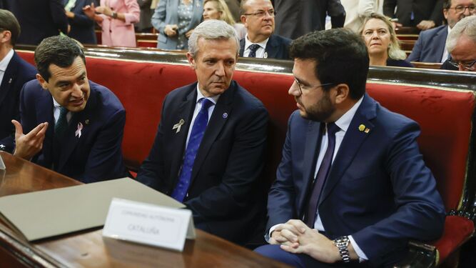 Juanma  Moreno se dirige al presidente de la Generalitat, Pere Aragonés, en un acto en el Senado en 2023.