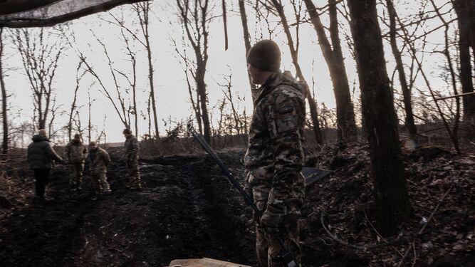Un soldado ucraniano toma posición tras la caída de Avdivka.