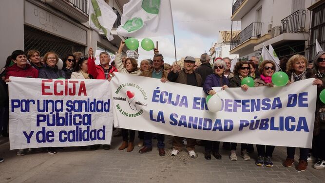 Vecinos de Écija en la manifestación celebrada en Osuna.