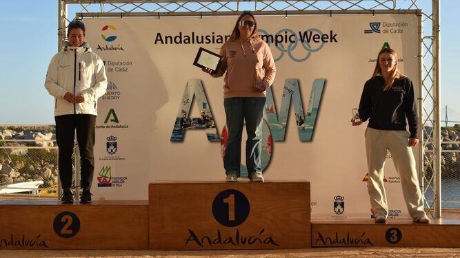 Pilar Lamadrid, en lo más alto del podio en El Puerto tras ganar la Semana Olímpica Andaluza.