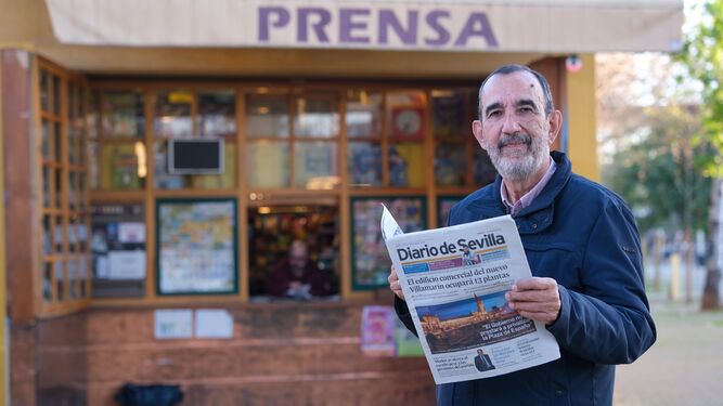 Joaquín Ojeda, ayer, comprando el periódico que lee desde el 28 de febrero de 1999.
