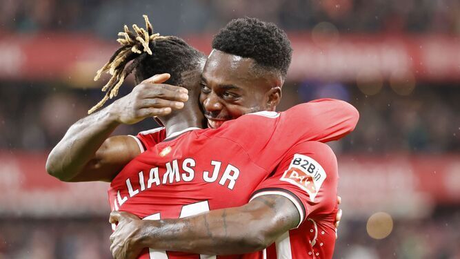 Los dos hermanos Williams se abrazan tras el segundo gol de Nico.