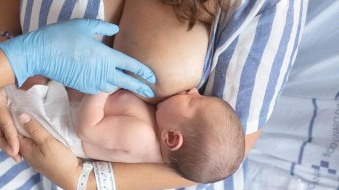 Un bebé recién nacido en sus primeros días de lactancia.
