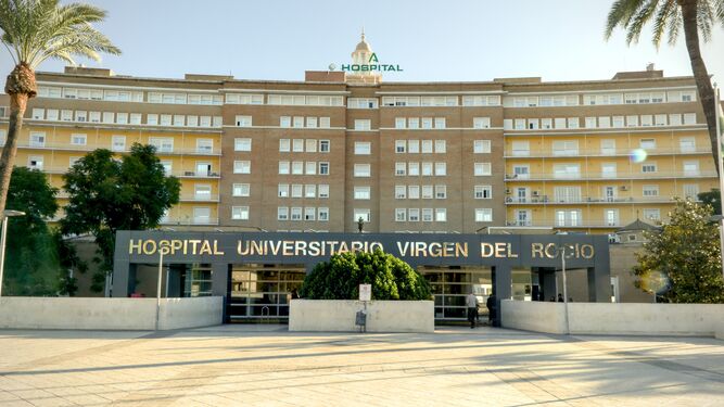 La fachada principal del Hospital Virgen del Rocío.