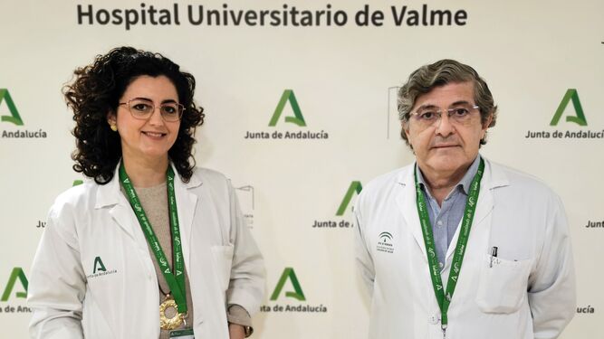 El jefe del servicio y la supervisora de enfermería del servicio de Traumatología del Hospital de Valme, el doctor Jorge Angulo y Elena Reyes.