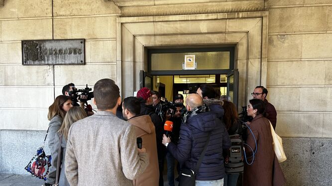 Los periodistas aguardan a las puertas de los juzgados de Sevilla tras la entrada de la testigo.