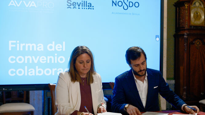 Firma del convenio entre el Ayuntamiento y la Asoación de Viviendas y Alojamientos Turísticos de Andalucía