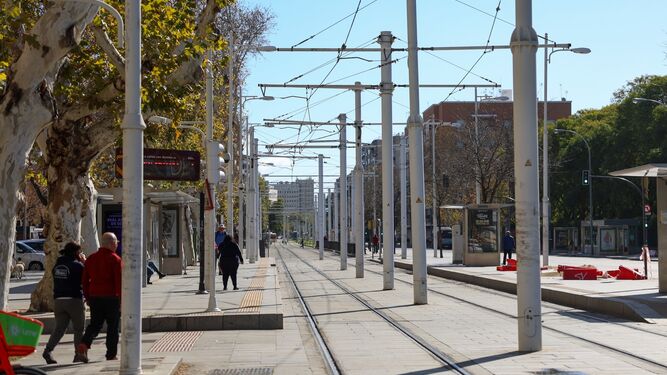 El tranvía de Sevilla se queda sin postes de catenaria entre la calle San Fernando y el Prado