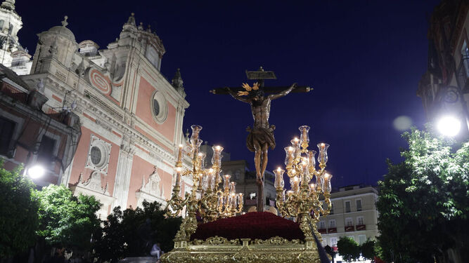 El Cristo del Amor avanza por la plaza del Salvador