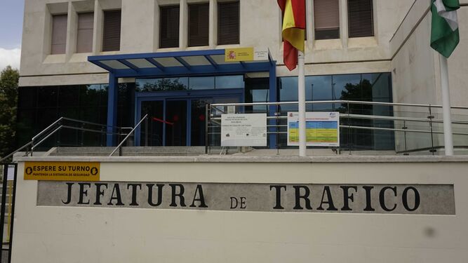 La entrada de la Jefatura de Tráfico en Sevilla, en la calle Páez de Rivera.