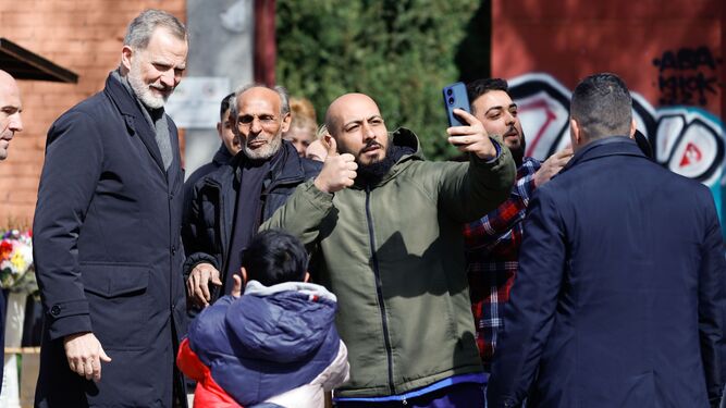 Un ciudadano hace un gesto de aprobación en su selfie junto a Rey en el tanatorio de Alcobendas este domingo