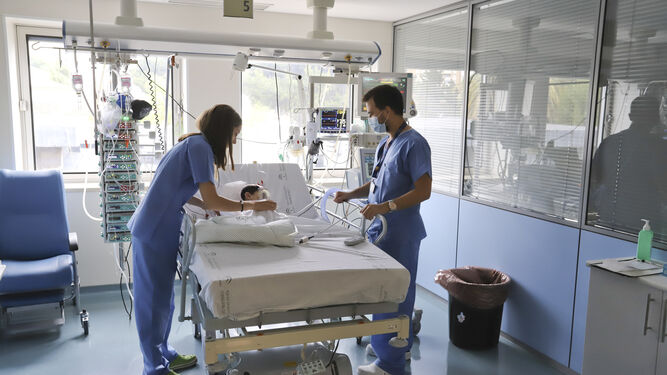 Dos enfermeros atienden a un recién nacido en un hospital de Málaga.