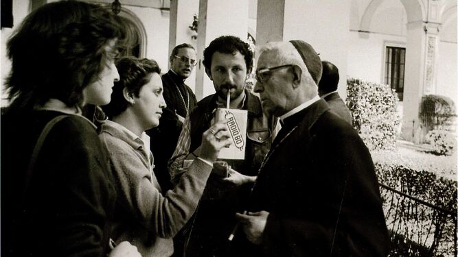 El autor de la crónica, con otras dos compañeras, entrevistando a Tarancón en 1983. Detrás, Carlos Amigo Vallejo.
