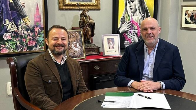 Firma del contrato entre Sánchez de los Reyes y Sergio Sopeña