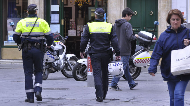 Policías locales por las calles de Sevilla.