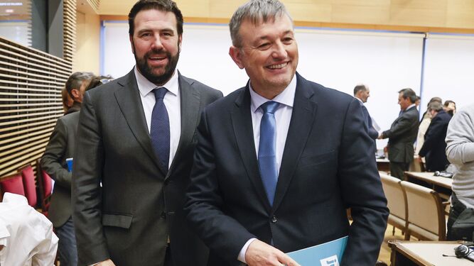 El diputado de Junts Josep María Cervera Pinart (d) junto al de Bildu Jon Iñarritu (i), en la Comisión de Justicia.