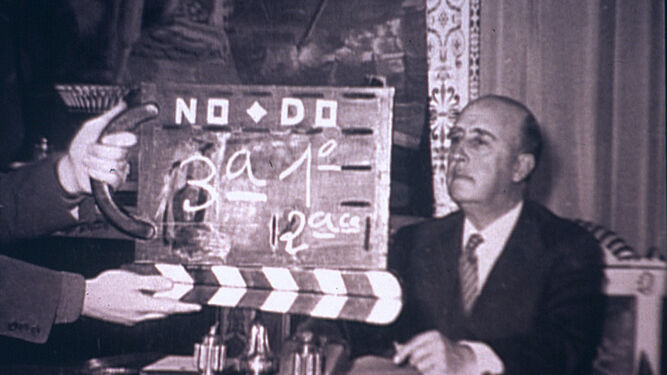 Francisco Franco preparado para dar un discurso para el Nodo, años cincuenta.