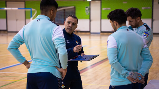 Bruno García da instrucciones a sus jugadores en unentrenamiento del Betis Futsal.