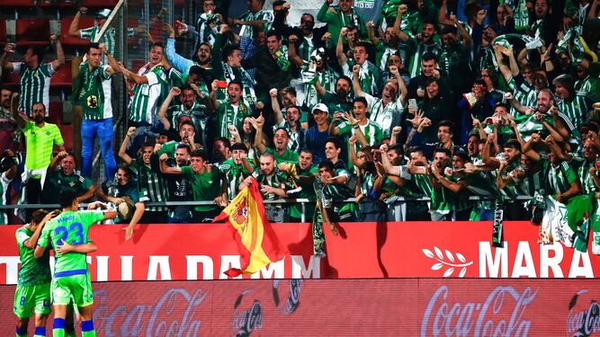 Los jugadores del Betis celebran con la afición verdiblanca un gol en la campaña 2018-19 en Girona.