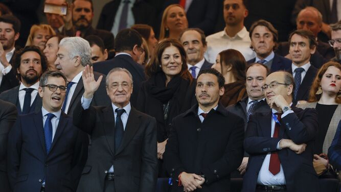 El ministro Félix Bolaños, Florentino Pérez, José María del Nido Carrasco y José Castro, en el Real Madrid-Sevilla.