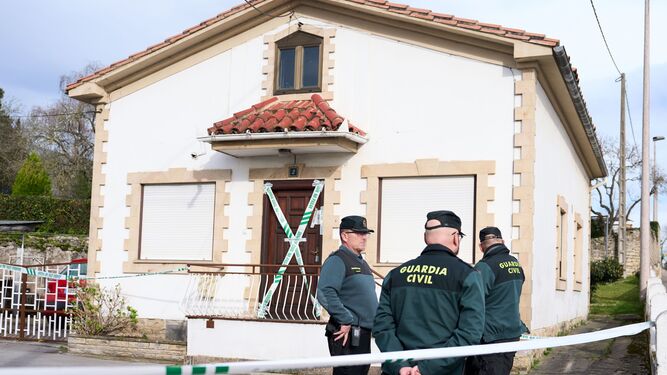 Agentes de la Guardia Civil en las inmediaciones de la vivienda de Suances (Cantabria).