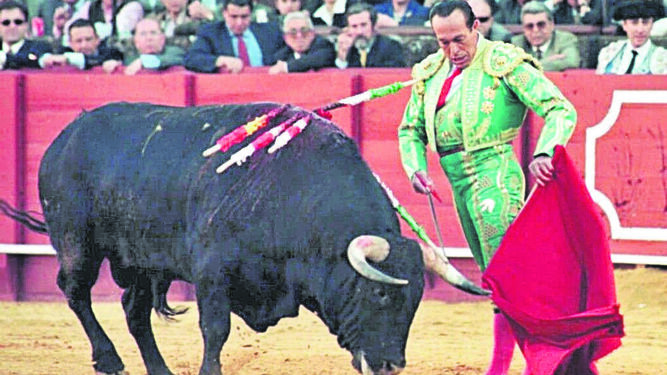 Particularísimo remate de faena de Curro Romero al toro al que le cortó las dos orejas en 1999