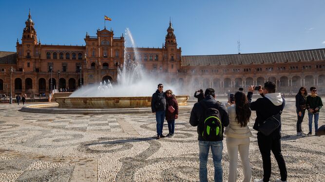 Turistas en la Plaza de España de Sevilla.