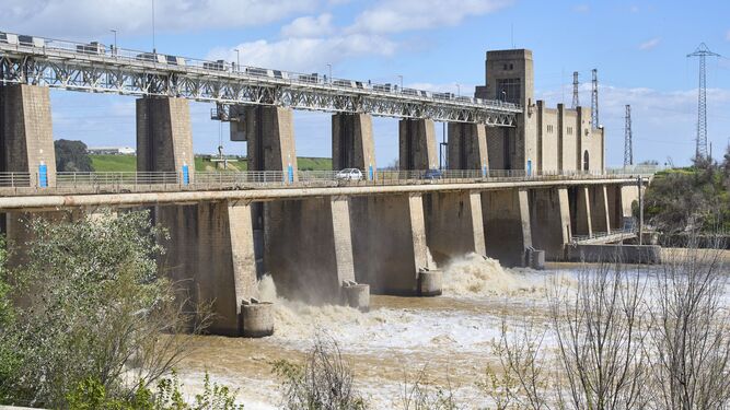 LA presa de Alcalá del Río ha tenido que liberar agua tras las últimas lluvias.
