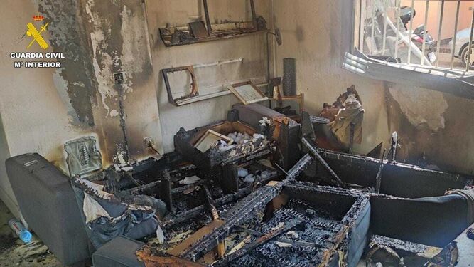 Tres detenidos en Gines por quemar la casa de una anciana que los denunció por ruidos