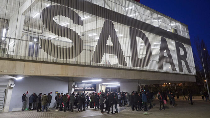 Aficionados entran al estadio del Sadar.