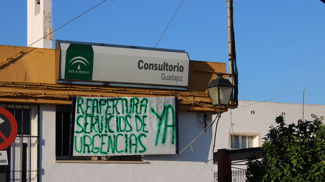 Una pancarta reivindicativa en la fachada del Consultorio de Guadajoz.