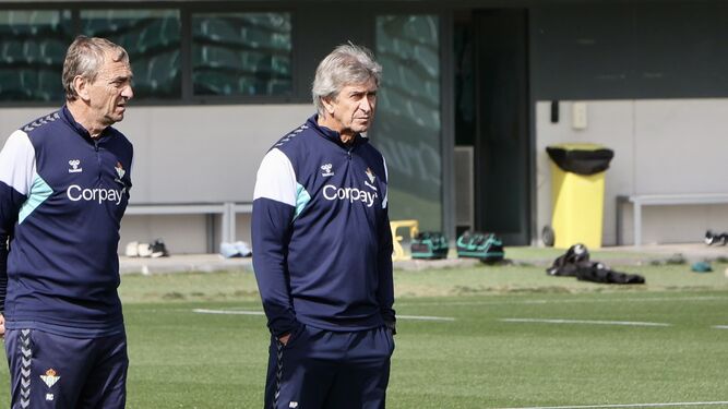 Pellegrini observa un entrenamiento junto a Rubén Cousillas.