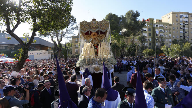 La Virgen del Amor recorre las calles de Pino Montano el Viernes de Dolores.