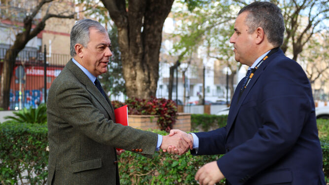 José Luis Sanz saluda al gerente de Emvisesa, Manuel Morillo.
