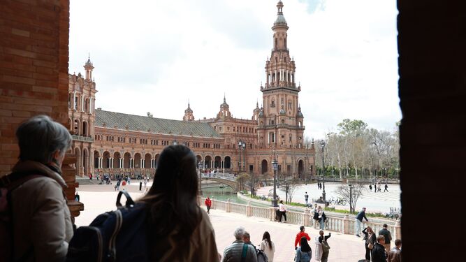 La Plaza de España vista desde la galería de los edificios que la componen.