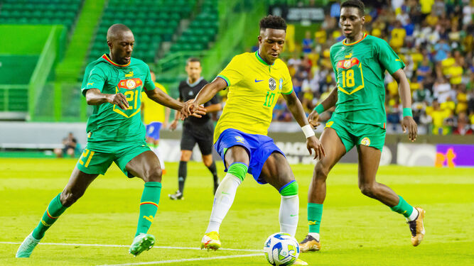Sabaly, durante un partido con Senegal ante Brasil