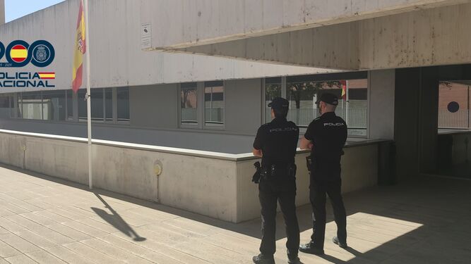 Policías a las puertas de la comisaría de Sevilla Este.