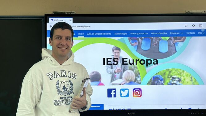 Luis Molero en un aula de FP del IES Europa, en Arahal.