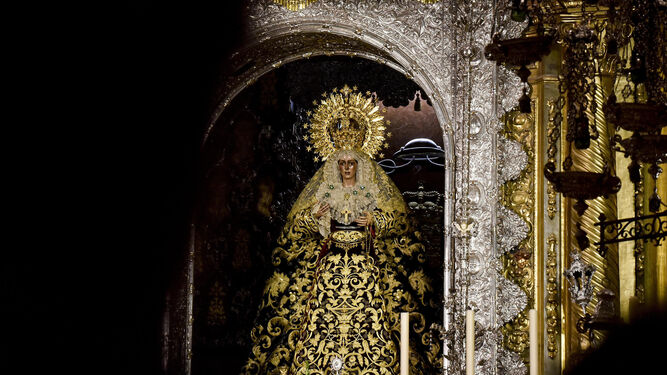La Virgen de la Esperanza en su camarín.